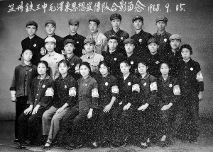 4、甘肃省初中毕业证年份：96年初中毕业证照片是黑白的还是彩色的？ 