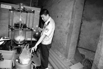 图为:民警在搜缴制毒工具和