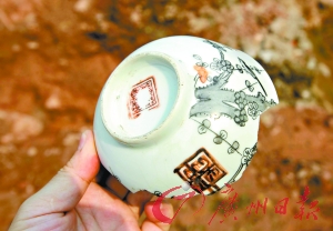 勾机碾碎明清瓷器