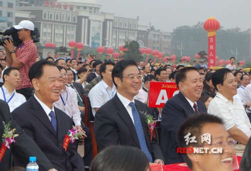 全国政协原副主席毛致用(左一,湖南省委副书记,省长周强(左二)等