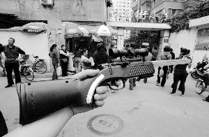 校门外买来玩具枪 射伤同学 记者调查发现城关