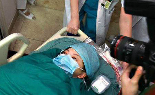  李湘 顺利剖腹产女 王岳伦双眼泛红心情激动(组