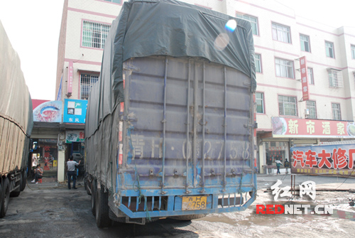 货车遮挡号牌新花样 凿坏车牌被罚款2000元(图