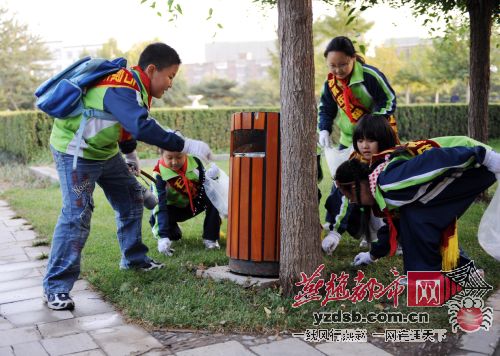 爱护环境 裕华路小学学生公园捡垃圾(图)