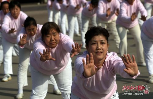 迎接重阳节 千余<em>老人</em>比赛中华通络<em>操</em>(图)_新闻