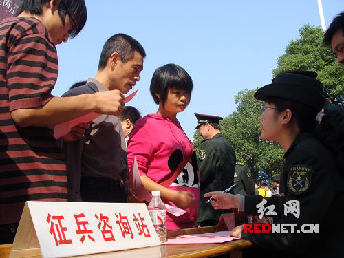 今年冬季征兵 株洲女大学生报名踊跃(组图)