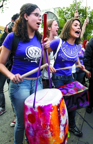 巴西迷你裙女生重返大学校园