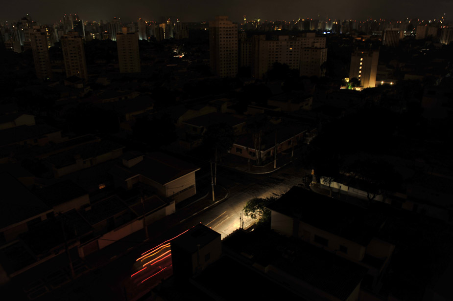 巴西水电站发生事故 多个城市一片漆黑(高清组
