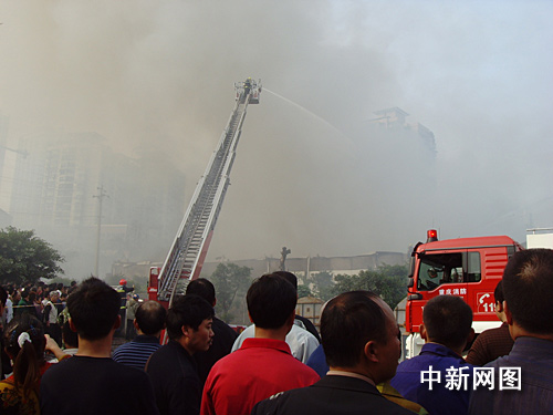重庆最大茶叶市场仓库突发大火两工人跳楼逃生