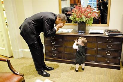 图文:奥巴马与小女孩躲猫猫