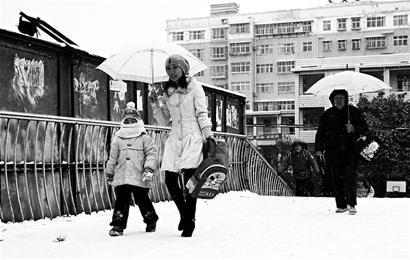 图文:母亲雪中接送孩子