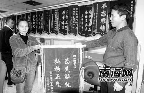 英雄王亚弟家人向卫留成