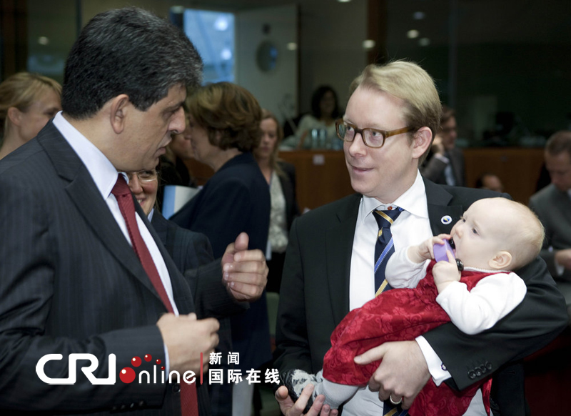 绝世好爸?瑞典移民大臣抱着孩子参加欧盟会议
