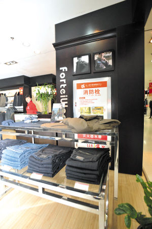 商场内藏烧烤店水枪远离消防栓