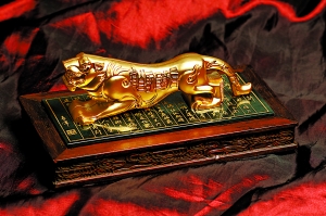 每尊"金玉虎符"身含纯银500克并镀纯金,制作精美,栩栩如生.