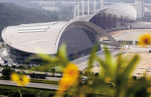 员 刘戈)深圳大学城体育中心建设传来喜讯——在风景秀丽的塘朗山畔