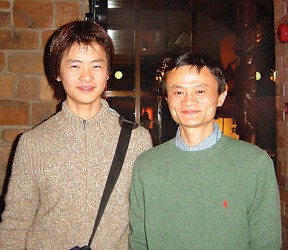 :2004年11月,与马云合影.金昊