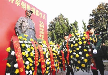 图文:陈士榘将军铜像在荆门揭幕