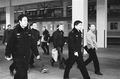 图文:被扣老挝赌场 6人质昨回襄樊
