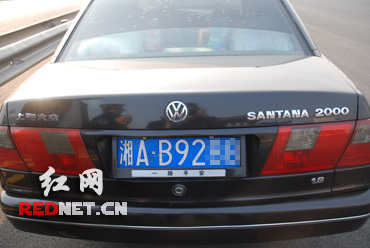 遮挡车牌又出高科技 按下遥控器车牌一隐一现(图)