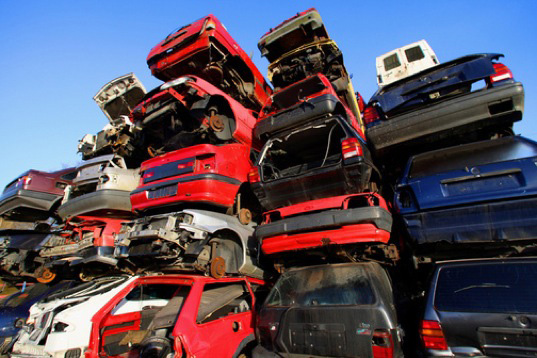 美国人2009年扔掉逾400万辆汽车 废弃车辆堆