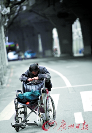 我们还帮不帮她?我们还救不救她?