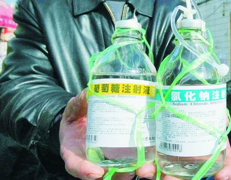 邻居在凤凰路与东明路交叉口一个黑诊所治感冒打针,医生给一个老太太