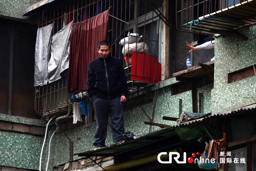 疑与房东产生纠纷 重庆男子避开救生气垫跳楼