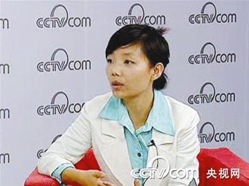 图文:央视女记者车祸现场救人被撞死