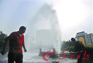 消火栓被撞水淹广佛公路