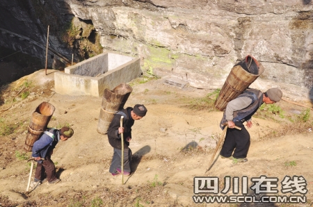 干旱依旧 川南山区留守老人山洞背水_新闻中心_新浪网