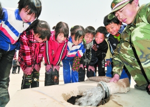 兰州局地大旱 11万人吃水难 驻兰部队57辆送水