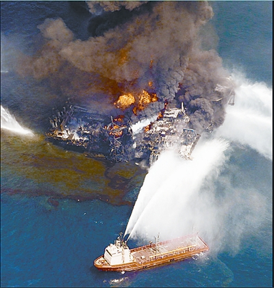 美国路易斯安那州墨西哥湾上的一处近海钻井平台发生爆炸,造成11人