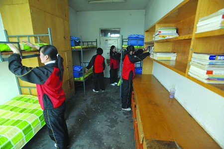 西宁15学校接收玉树学生本校学生住进教室把宿舍让给灾区同学