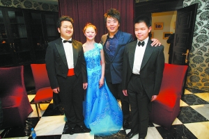 郎朗每年资助残疾乐童