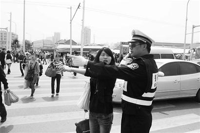 图文:武昌站交警一天解答千次问路