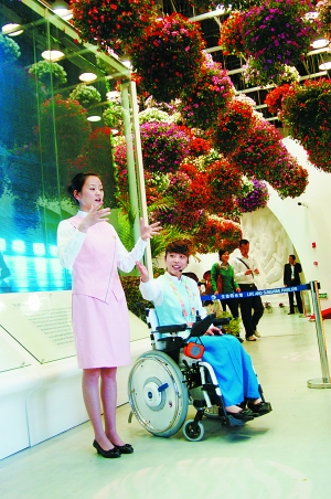 世博会残疾人志愿者胡雯事迹引起读者反响(组