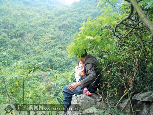 <em>男子</em>怀抱两岁女儿要跳山 只为逼离异妻子现身