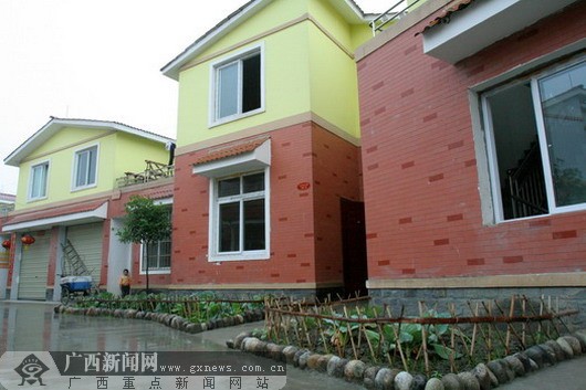 地震废墟上 乡村别墅 别样美 灾后重建发展绿色