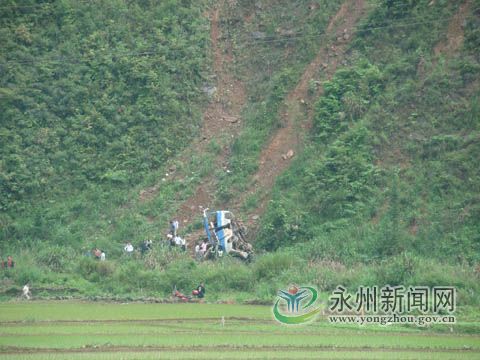 永州永连公路中巴翻下62米山崖 造成5死4伤(图