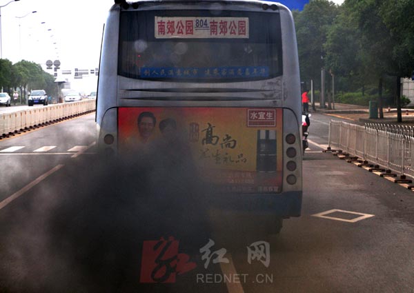 长沙公交车狂吐黑烟