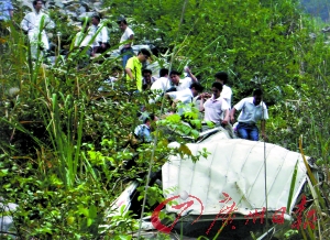 广西一面包车翻下悬崖8人死