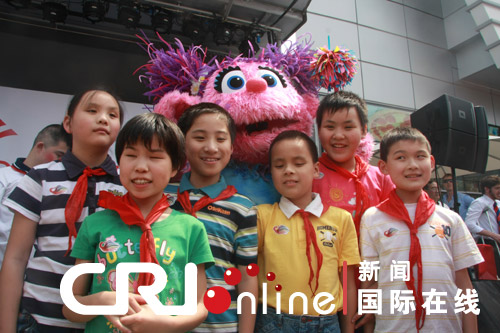 今天(6月1日)的上海世博园迎来了六位来自上海盲童学校的小朋友