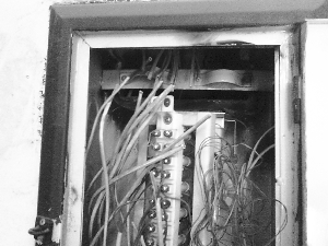 电信光缆分线盒光缆被人为割断