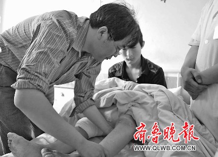 两专家为怪病男孩找病因 已采集张康及其父母