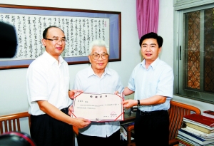 吴南生向深圳捐赠《西丽湖图》