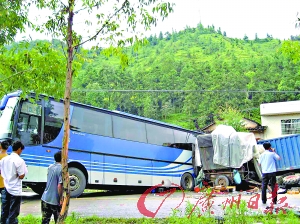 和平县货车与农用运输车、客车相撞事故导致2