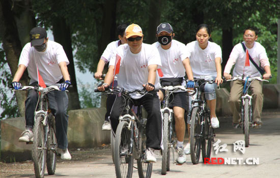 通过QQ群相约结伴骑车游玩 低碳出行成时尚休