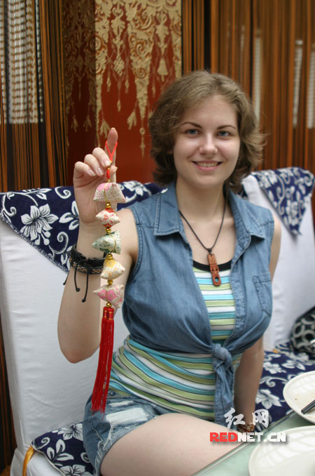 外国记者体验中国端午节 传统文化彰显世界影