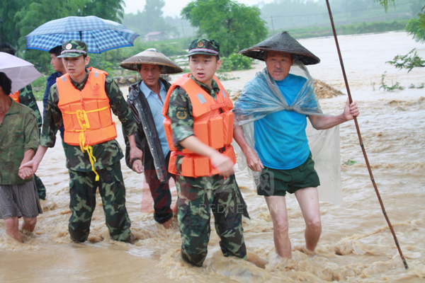 湖南绥宁县洪水猛涨 成功解救30多名村民(组图